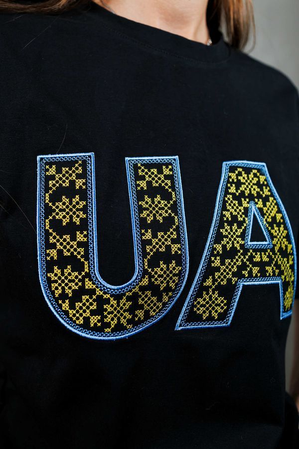 Жіноча футболка оверсайз з вишивкою "UA" чорна M-0052 фото